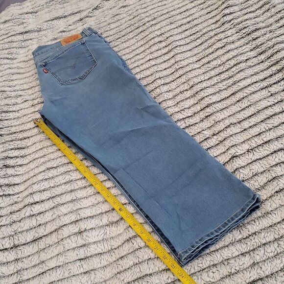 Light wash Levi's cropped jeans size 29 - Picture 10 of 12